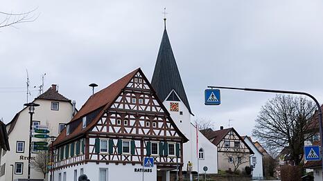 Das Rathaus von Hattenhofen in Baden-Württemberg. In der Nacht zu Sonntag ist in dem Ort ein Kommunalpolitiker angeschossen worden.
