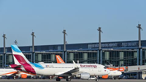 Eurowings-Maschine am Flughafen - einsteigen mit gutem Gewissen, weil man Klimaschutzprojekte unterstützt hat?