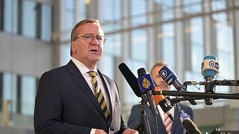 Die Marine verlegt derzeit zwei Schiffe in Richtung der Stra&szlig;e von Hormus - das gab Verteidigungsminister Pistorius bei einem Treffen mit seinen Nato-Kollegen in Br&uuml;ssel bekannt.