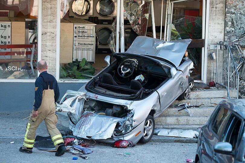 Vollig demoliert landete ein Cabrio im Schaufenster einer Wäscherei. Bei der Verfolgungsjagd sind drei menschen verletzt und ein kleines Mädchen getötet worden.