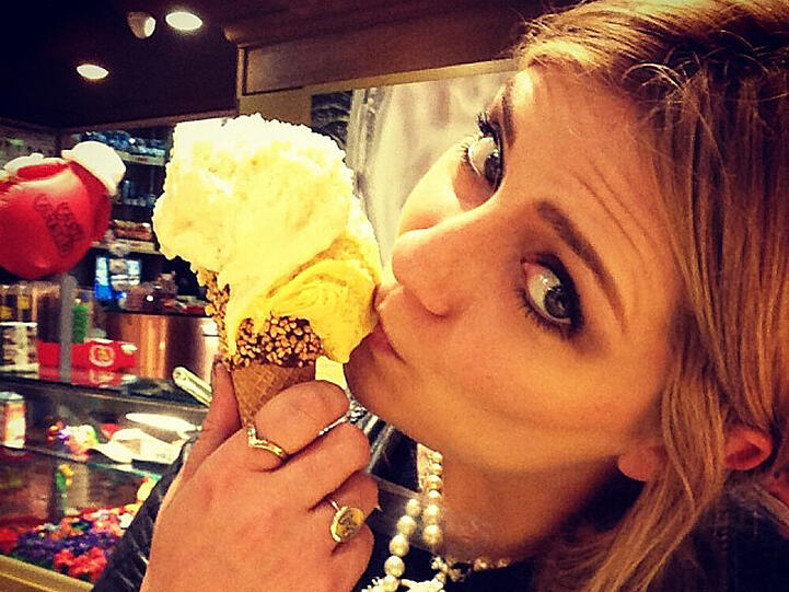 Genuß ohne Reue? Mischa Barton lässt sich in Italien ein Eis schmecken