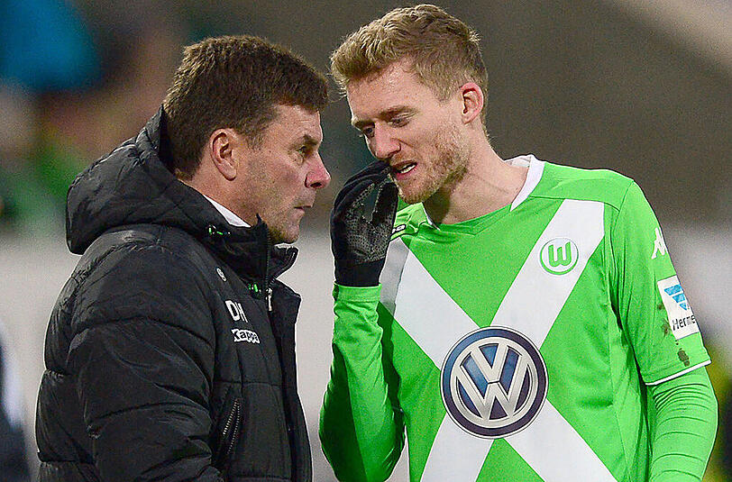 Wolfsburgs Trainer Dieter Hecking (l.) setzt weiter auf Starspieler André Schürrle. Foto: Peter Steffen