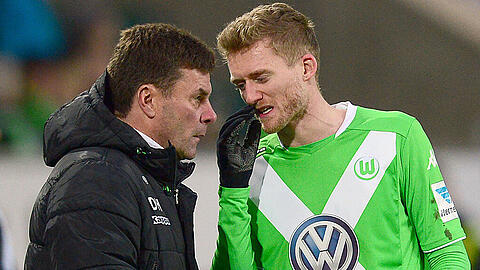 Wolfsburgs Trainer Dieter Hecking (l.) setzt weiter auf Starspieler André Schürrle. Foto: Peter Steffen