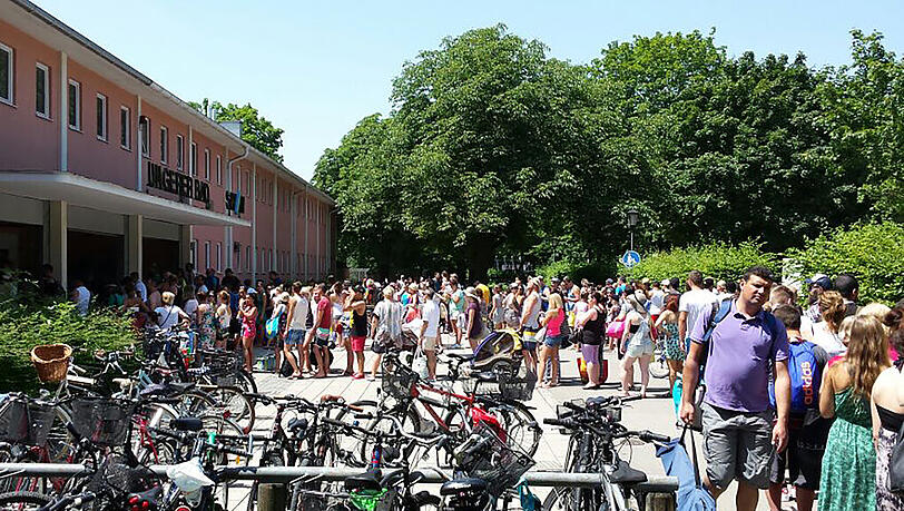 Vor dem Sprung ins kühle Nass heißt es in vielen Freibädern erst einmal Schlange stehen an der Kasse – wie hier am Ungererbad. Vor dem Sprung ins kühle Nass heißt es in vielen Freibädern erst einmal Schlange stehen an der Kasse – wie hier am Ungererbad.