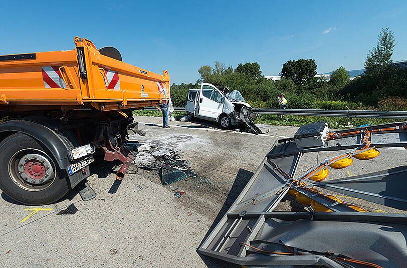 Bei dem Unfall auf der A3 sind am Freitag zwei Menschen getötet worden, fünf weitere wurden schwer verletzt.