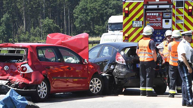 Ein Lkw ist auf der A8 in ein Stauende gefahren. Hier sind die Bilder vom Unfallort.