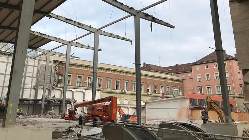 Kein Abriss, ein Rückbau: Träger für Träger wird abmontiert.