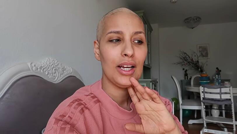 Dounia Slimani hat nach ihrer Krebsdiagnose einen emotionalen Schritt gewagt und sich die Haare abrasiert. Dounia Slimani hat nach ihrer Krebsdiagnose einen emotionalen Schritt gewagt und sich die Haare abrasiert.