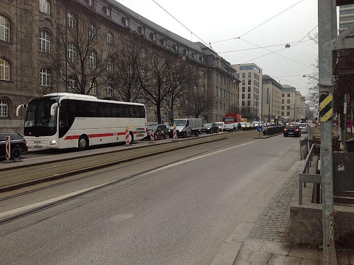 In alle Richtungen mussten sich die Autofahrer in Geduld üben.