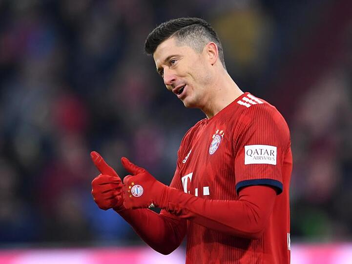 Robert Lewandowski vom FC Bayern gestikuliert. Foto: Tobias Hase/Archiv