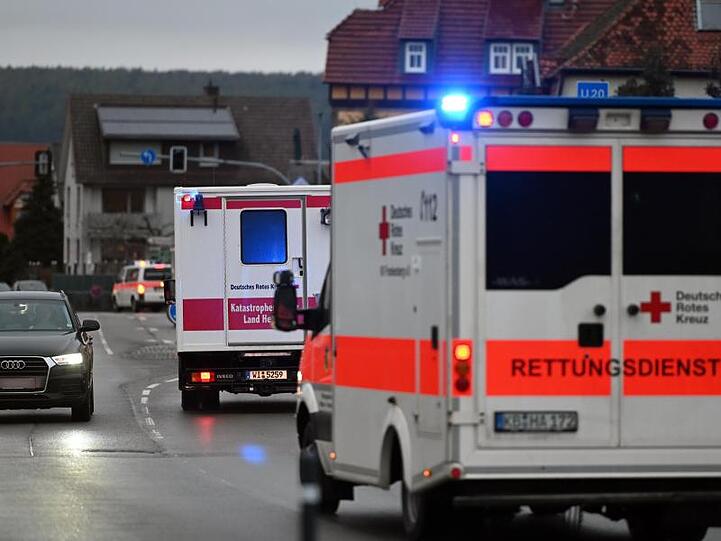 Krankenwagen fahren durch Volkmarsen, wo ein Auto in einen Rosenmontagsumzug gefahren war und Dutzende Menschen verletzt hatte.