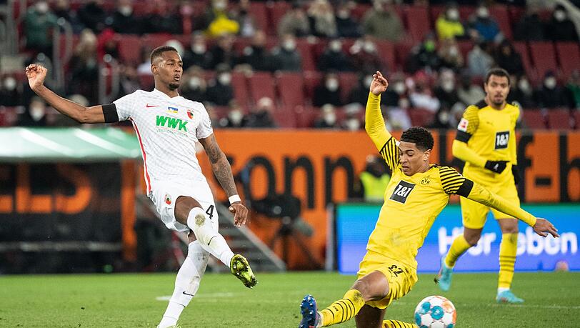 Reece Oxford (l) von Augsburg und Jude Bellingham von Borussia Dortmund im Zweikampf um den Ball.