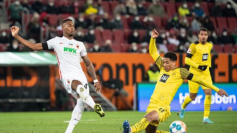 Reece Oxford (l) von Augsburg und Jude Bellingham von Borussia Dortmund im Zweikampf um den Ball.