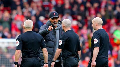 Liverpool-Coach Jürgen Klopp suchte nach dem Spiel das Gespräch mit dem Schiedsrichter.