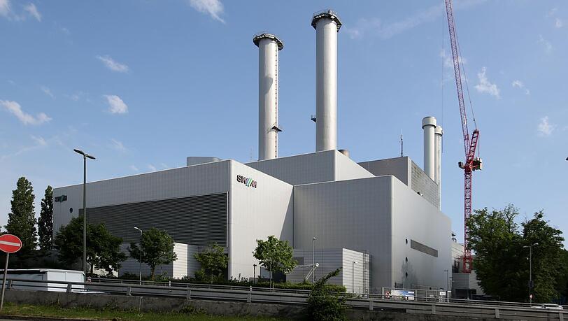 Der riesige Komplex des Heizkraftwerks Süd an der Isartalstraße in Sendling. Wer mal rein will: Die Stadtwerke bieten Führungen an.