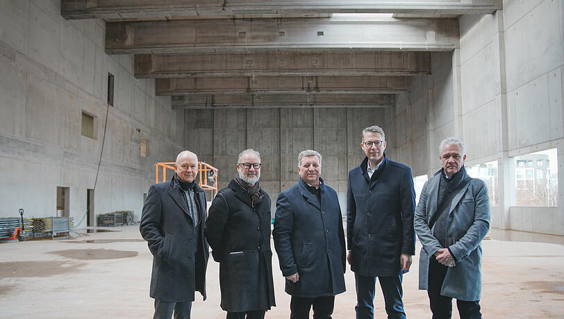 Karl Stock (Staatliches Bauamt Regensburg, von links), Andreas Beck (Intendant), Christian Bernreiter (Bauminister), Markus Blume (Kunstminister), Matthias Jakob (Implenia) im zukünftigen Malsaal des Staatsschauspiels.
