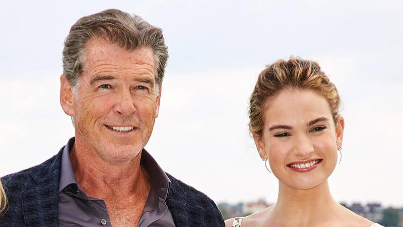 Lily James lernte Pierce Brosnan erstmals 2018 beim gemeinsamen Filmprojekt "Mamma Mia! Here We Go Again" kennen.