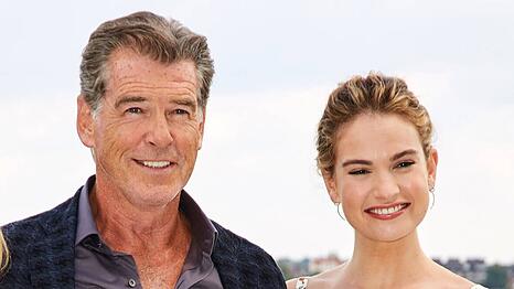 Lily James lernte Pierce Brosnan erstmals 2018 beim gemeinsamen Filmprojekt "Mamma Mia! Here We Go Again" kennen.