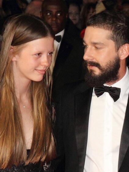 Mia Goth und Shia LaBeouf waren seit 2012 zusammen, haben sich aber im Sommer 2025 getrennt.