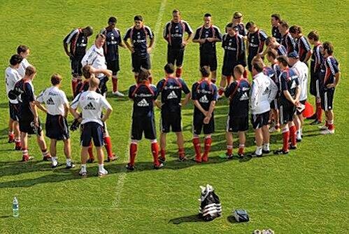 Die Bayern-Profis hören ihrem Chef-Coach Louis van Gaal (Mitte) im Trainingslager in Dubai aufmerksam zu.