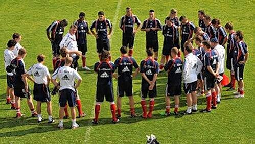 Die Bayern-Profis hören ihrem Chef-Coach Louis van Gaal (Mitte) im Trainingslager in Dubai aufmerksam zu. Die Bayern-Profis hören ihrem Chef-Coach Louis van Gaal (Mitte) im Trainingslager in Dubai aufmerksam zu.