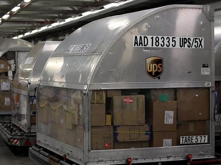 Nach den neuen US-Vorschriften dürfen Pakete, die einmal als riskant eingestuft wurden, künftig nicht mehr in Passagiermaschinen transportiert werden.