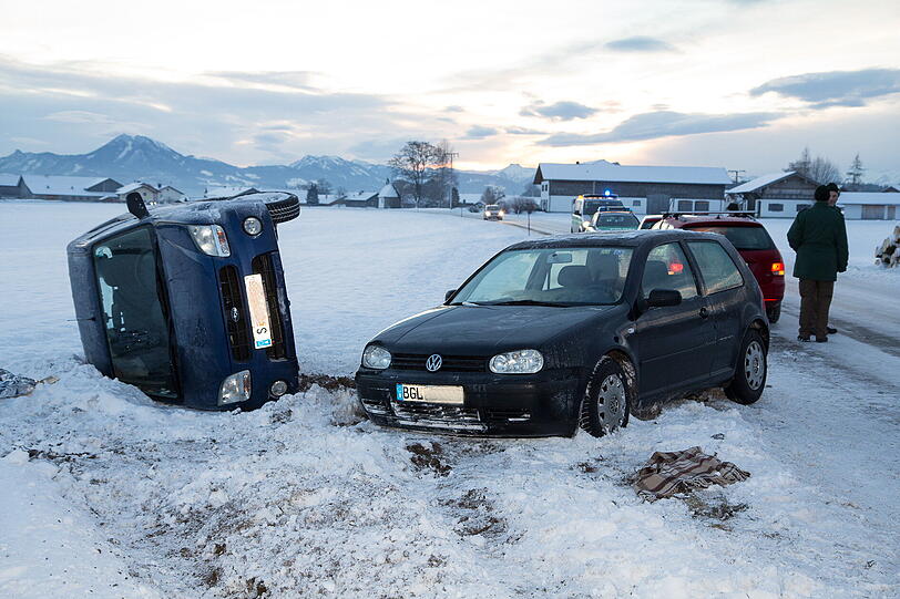 Unfall bei Teisendorf: Eine Frau gerät mit dem Auto ins Schleudern, da rauscht auch schon das nächste Fahrzeug an und touchiert die 43-Jährige