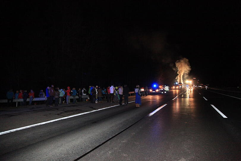 Ein Reisebus aus den Niederlanden steht auf der A8 in Richtung München in Flammen. Die Bilder vom Feuerwehreinsatz.