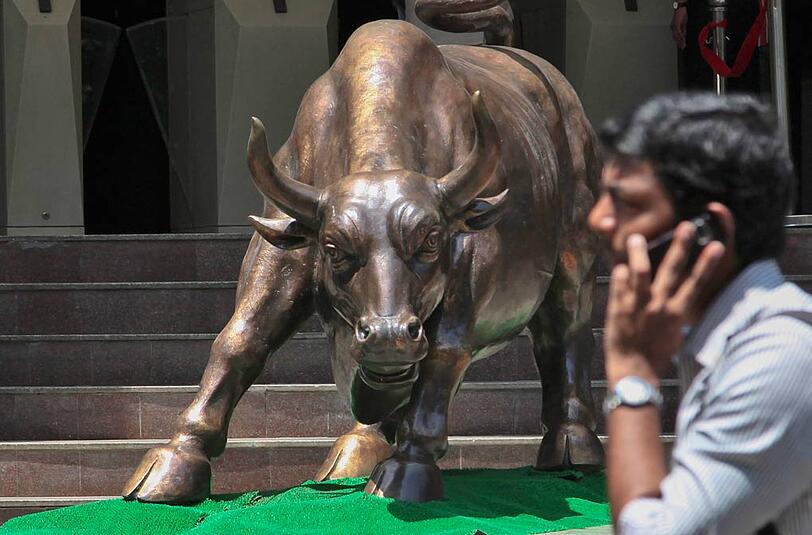Bulle und Mann: ein Passant vor der Börse in der indischen Wirtschaftsmetropole Mumbai.