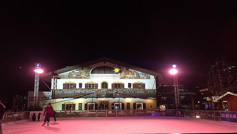 Apres Ski Party am Mohrenplatz in zauberhaftem Ambiente. Apres Ski Party am Mohrenplatz in zauberhaftem Ambiente.