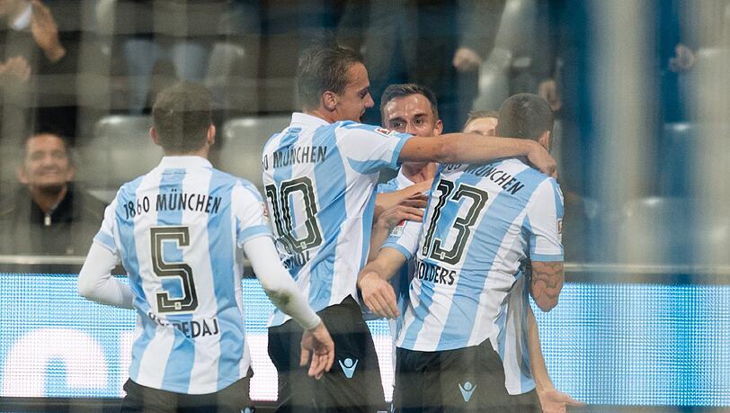 Die Spieler von 1860 München jubeln über den Treffer zum 1:0 von Michael Liendl.