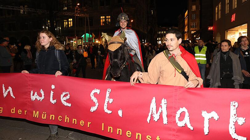 Der Reiter führt den Martinszug an.