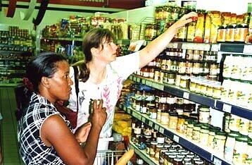 Einheimische sind ihren Gästen gerne beim Einkaufen behilflich