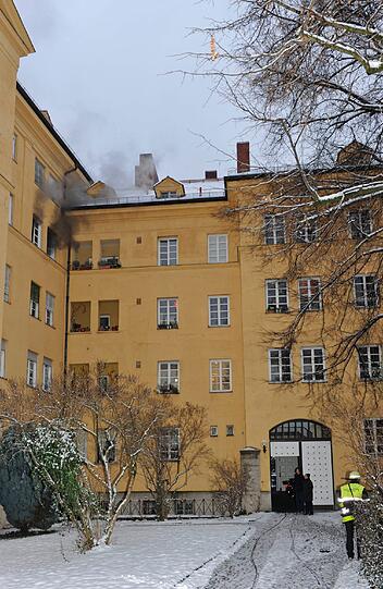 Rauchschwaden im dritten Stock eines Hauses an der Reitmorstraße im Lehel