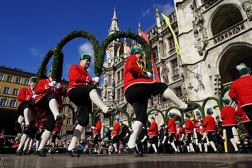 Laube, Kreuz, Schlange und Krone - das sind nur einige der Formationen, die die Schäffler auf Lager haben. Hier die Bilder vom traditionellen Tanz am Marienplatz vor Oberbürgermeister Dieter Reiter und später am Wittelsbacherplatz.