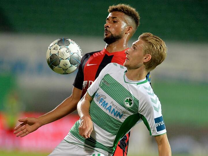 Der Fürther Maximilian Sauer (r) im Duell um den Ball gegen den Wiesbadener Daniel-Kofi Kyereh.