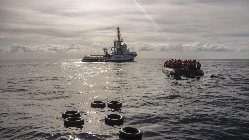 Migranten sitzen in einem Schlauchboot, nachdem sie im Mittelmeer entdeckt und gerettet wurden. Migranten sitzen in einem Schlauchboot, nachdem sie im Mittelmeer entdeckt und gerettet wurden.