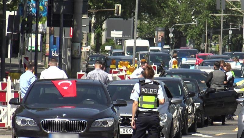 Eine Polizistin steht vor den Autos eines Autokorsos. Foto: Thomas Kraus/Archivbild Eine Polizistin steht vor den Autos eines Autokorsos. Foto: Thomas Kraus/Archivbild