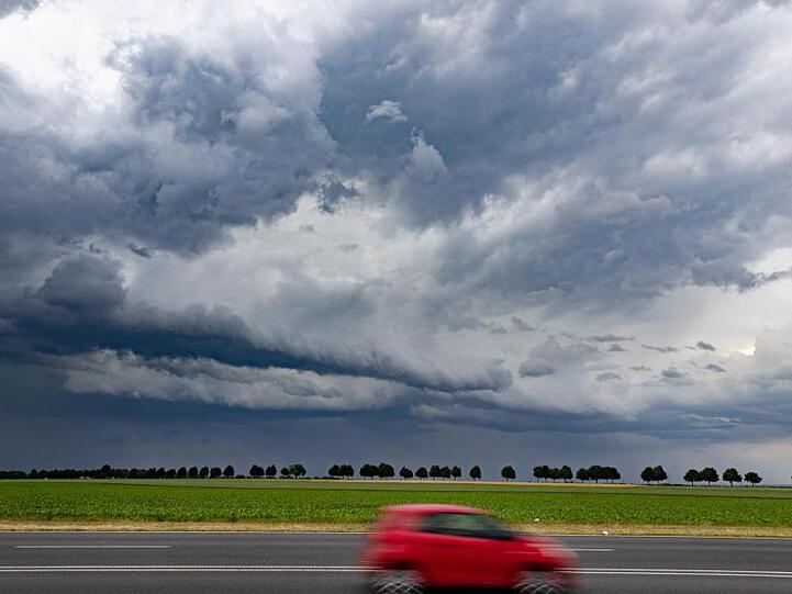 Die Temperaturen bewegen sich zum Ende der Woche noch immer im hohen Bereich. Im Süden muss mit Gewittern und Starkregen gerechnet werden.