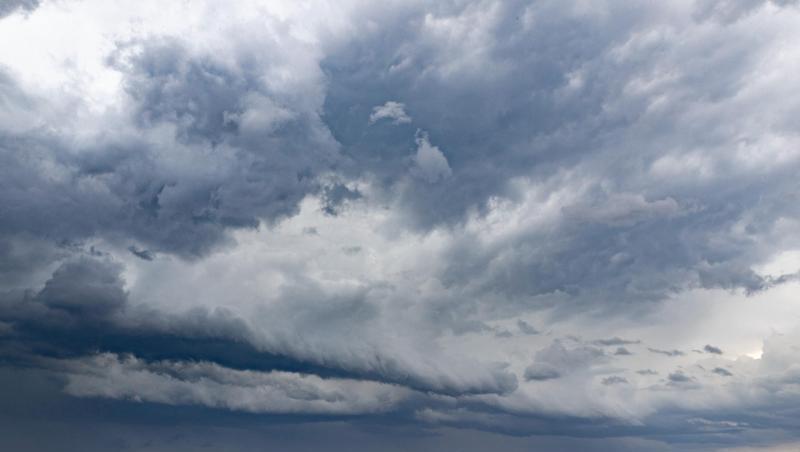 Die Temperaturen bewegen sich zum Ende der Woche noch immer im hohen Bereich. Im Süden muss mit Gewittern und Starkregen gerechnet werden. Die Temperaturen bewegen sich zum Ende der Woche noch immer im hohen Bereich. Im Süden muss mit Gewittern und Starkregen gerechnet werden.