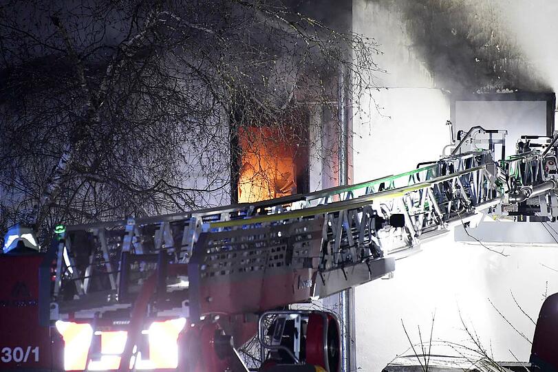 Der ausgedehnte Brand zerstörte kurz nach Mitternacht den Großteil eines Wohn- und Bürogebäudes in einem Gewerbegebiet in Ismaning.
