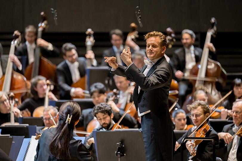 Philippe Jordan dirigiert die Münchner Philharmoniker.