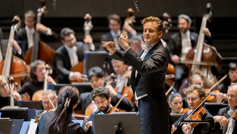 Philippe Jordan dirigiert die Münchner Philharmoniker. Philippe Jordan dirigiert die Münchner Philharmoniker.