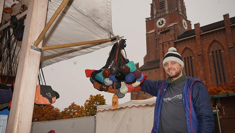 Michi Fischer fertigt Ledergürtel aus Vollrindleder nach Maß. Michi Fischer fertigt Ledergürtel aus Vollrindleder nach Maß.