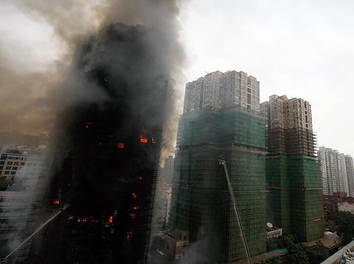 Das Hochhaus im Zentrum Shanghais steht in Flammen