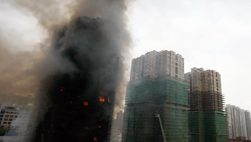 Das Hochhaus im Zentrum Shanghais steht in Flammen Das Hochhaus im Zentrum Shanghais steht in Flammen