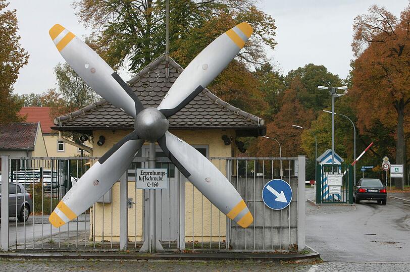 Auch der Standort PENZING wird komplett geschlossen. 2350 Mitarbeiter müssen entlassen werden.