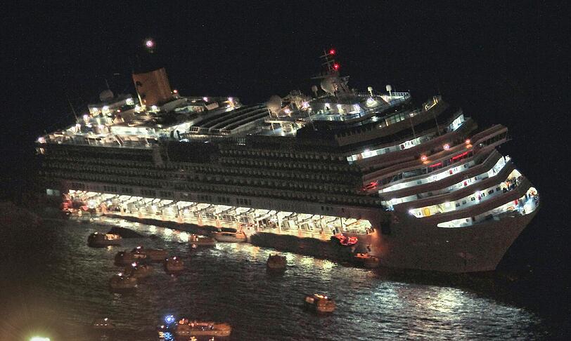 Das italienische Kreuzfahrtschiff war am Abend des 13. Januar zu nahe an die italienische Insel Giglio herangefahren, hatte einen Felsen gerammt und war danach mit mehr als 4200 Passagieren und Crew-Mitgliedern gekentert. Der Kapitän Francesco Schettino und die Reederei beschuldigen sich gegenseitig. 25 Leichen wurden seither geborgen, sieben Menschen werden immer noch vermisst.