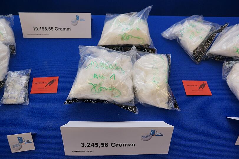 20 Kilo der synthetischen Droge Crystal wurden im Februar beschlagnahmt - der bisher größte Fund in Deutschland. Auf der PK am Dienstag präsentiert der Zoll die Päckchen.