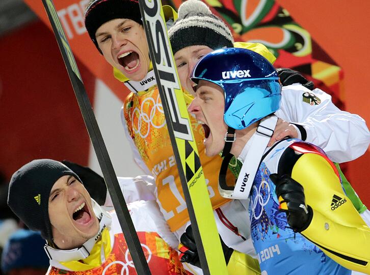 So sehen Sieger aus! So freuen sich Severin Freund, Andreas Wellinger, Marinus Kraus und Andreas Wank über ihren Sieg im Team-Springen.